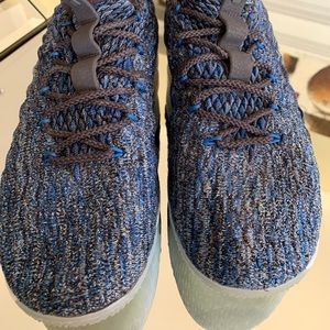 LeBron 15 Low “SIGNAL BLUE” Size 11
